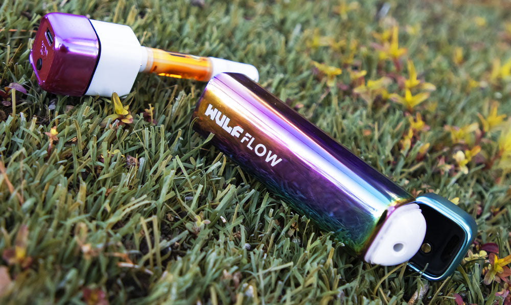 WULF Flow vaporizer lying apart on grass