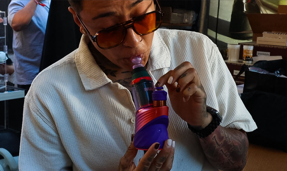 Izzy Blaze trying out the Puffco Peak Pro Plasma with Wulf Glass attachement